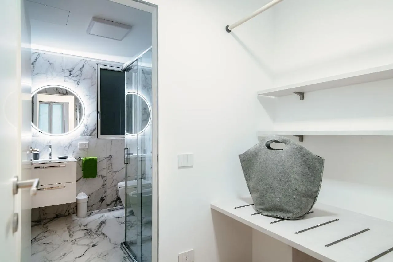 Suite Joivy Porta Torre 76 Como 0*,  Italy