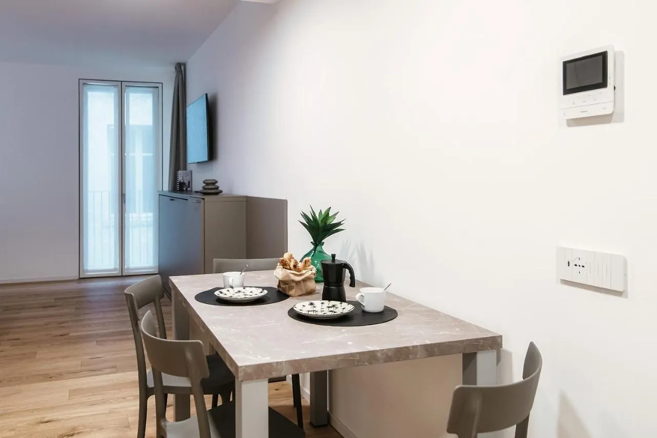 Suite Joivy Porta Torre 76 Como 0*,